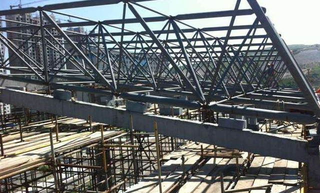 岑溪简述网架公司的黑色压型钢板的吊装步履